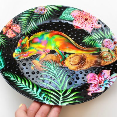 «Хамелеон в тропическом лесу» Декоративная тарелка с ручной росписью