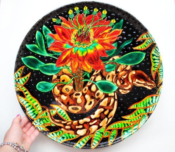 тарелка Питон и экзотический цветок