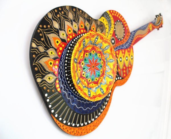 декоративная цветущая гитара