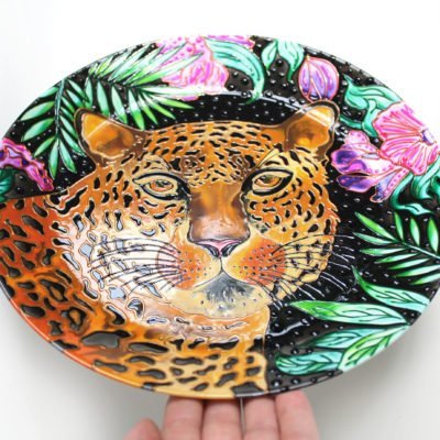 «Леопард в тропическом лесу» Декоративная тарелка с ручной росписью
