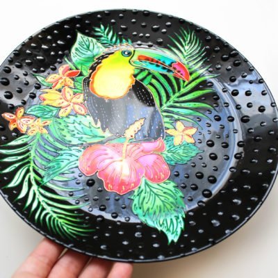 «Тукан в тропическом лесу» декоративная тарелка на стену