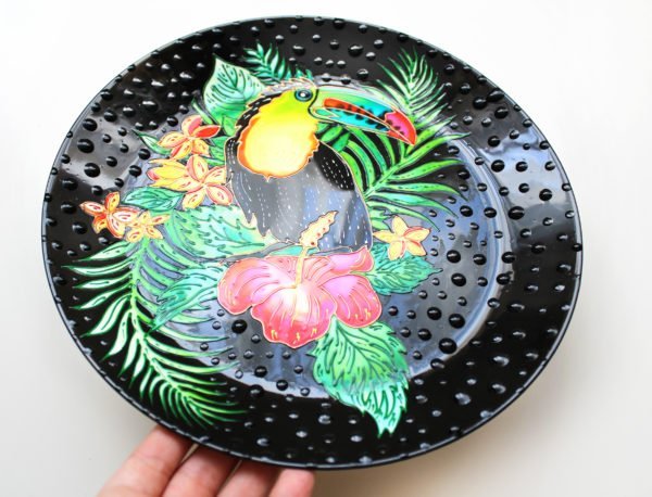 декоративная тарелка тукан в тропическом лесу