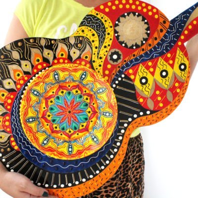 Декоративная гитара с тарелкой в центре — «Цветущая гитара»