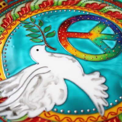 «Символ Мира и Любви» Декоративная тарелка на стену с ручной росписью