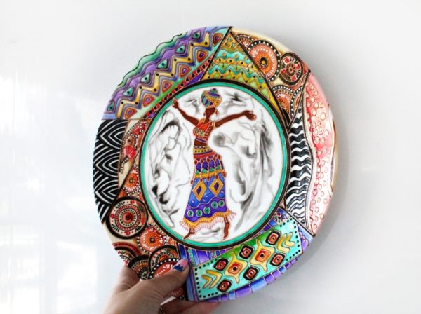 Африканский танец - Солистка декоративная тарелка на стену